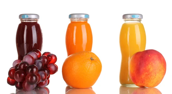 Вкусный виноград, апельсиновый и яблочный сок в стеклянной бутылке и фрукты рядом с — стоковое фото