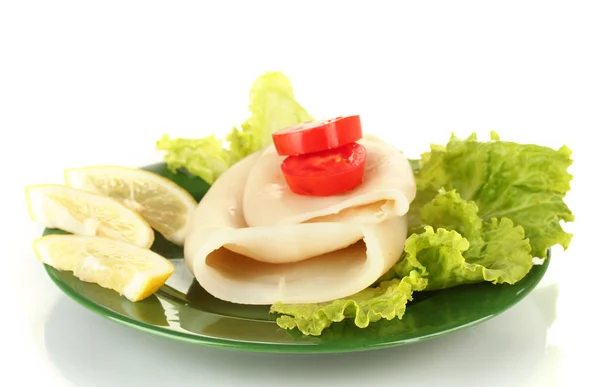 Gekookt inktvis met groenten op de plaat geïsoleerd op wit — Stockfoto
