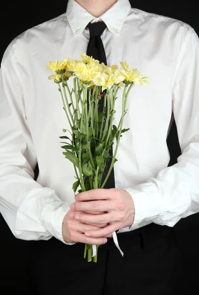 Hombre sosteniendo flores de cerca — Foto de Stock