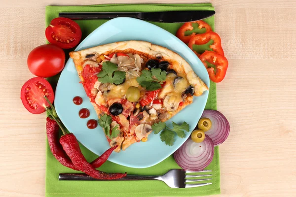 Deliziosa fetta di pizza sul piatto di colore con ingredienti intorno primo piano su — Foto Stock