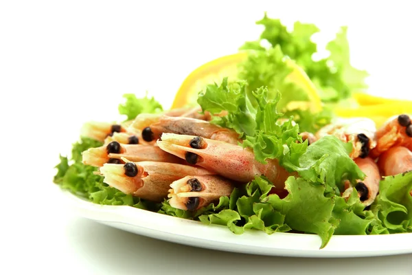 Boiled shrimps with lemon and lettuce leaves on plate, isolated on white — Stock Photo, Image