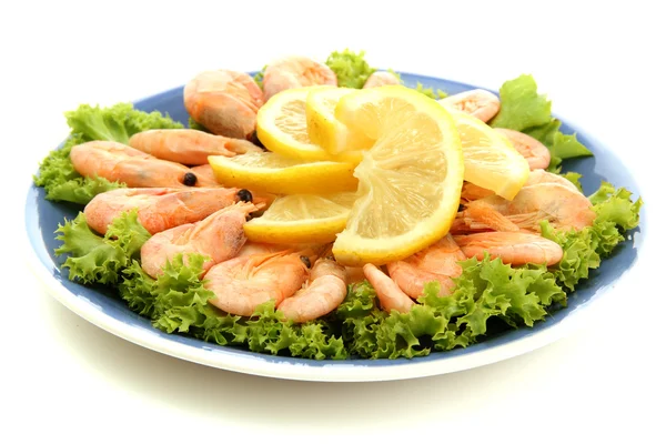 Camarones hervidos con hojas de limón y lechuga en plato, aislados en blanco — Foto de Stock