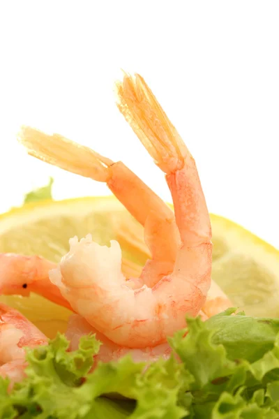 Boiled shrimps, lettuce leaf and lemon, isolated on white — Stock Photo, Image