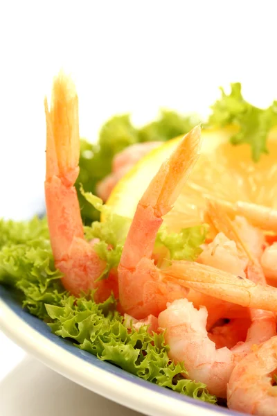 Gekochte Garnelen mit Zitronen- und Salatblättern auf Teller, isoliert auf weißem — Stockfoto