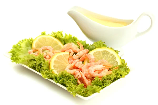 Camarones hervidos con hojas de limón y lechuga en plato y salsa, aislados o —  Fotos de Stock