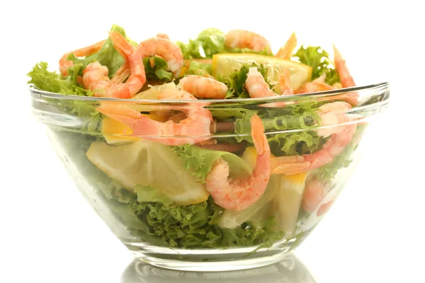 Salat mit Garnelen, Zitronen- und Salatblättern in Schüssel, isoliert auf weiß — Stockfoto