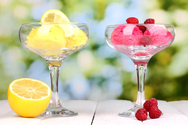 Leckeres Eis auf Holztisch vor hellem Hintergrund — Stockfoto