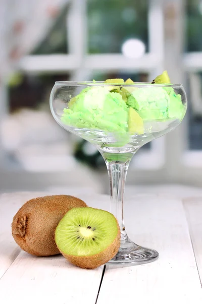 카페 나무 테이블에 맛 있는 아이스크림 — 스톡 사진