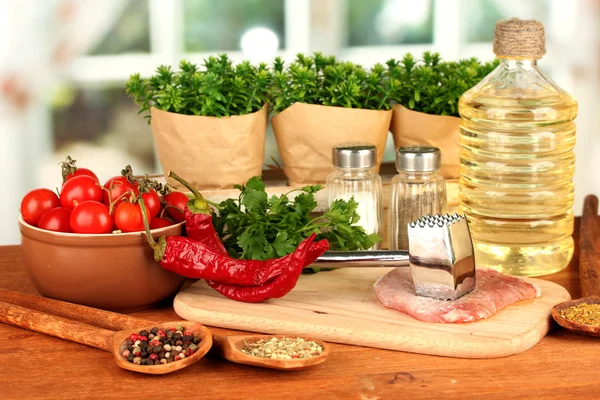 Složení syrového masa, zeleniny a koření na dřevěný stůl detail — Stock fotografie