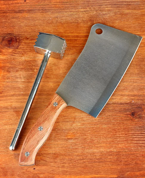 木製の背景のクローズ アップに手斧を肉と肉のハンマー — ストック写真