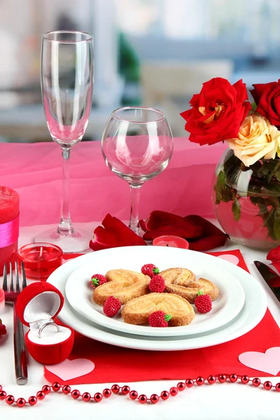 Mesa de ajuste en honor del Día de San Valentín en el fondo de la habitación —  Fotos de Stock