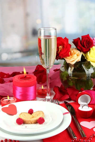 Mesa de ajuste en honor del Día de San Valentín en el fondo de la habitación — Foto de Stock