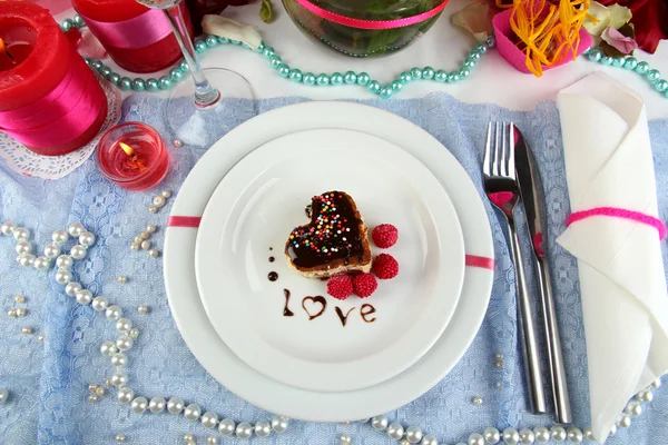 Table setting in honor of Valentine's Day close-up — Stock Photo, Image