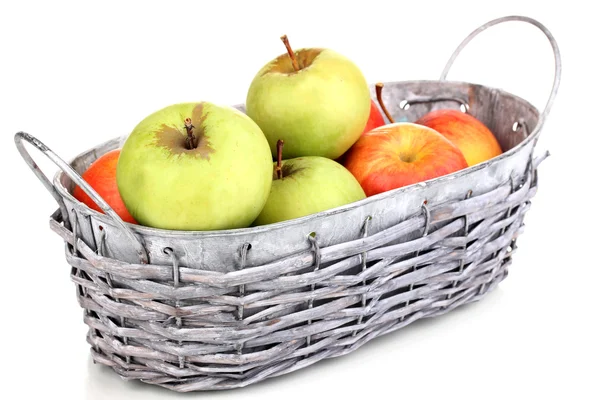 成熟的苹果在篮子上白色隔离 — 图库照片