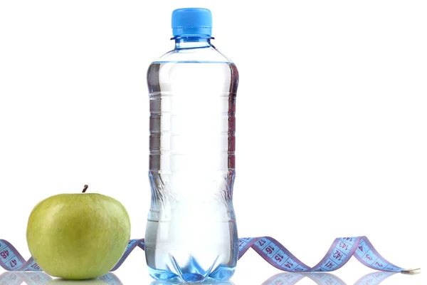 Şişe su, elma ve ölçüm bandı üzerinde beyaz izole — Stok fotoğraf