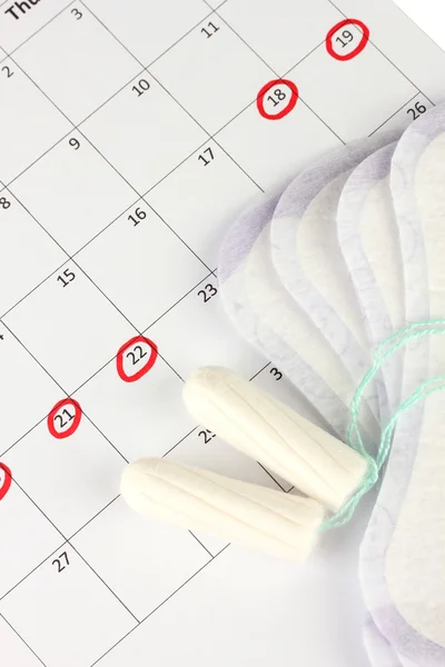 Menstruation calendar with sanitary pads and tampons, close-up — Stock Photo, Image