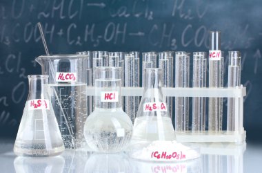 test tüpleri çeşitli asitler ve diğer kimyasal maddeler arka plan üzerine