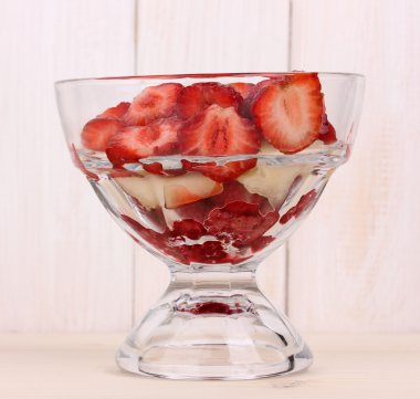 karışık meyve ve çilek cam ahşap zemin üzerinde