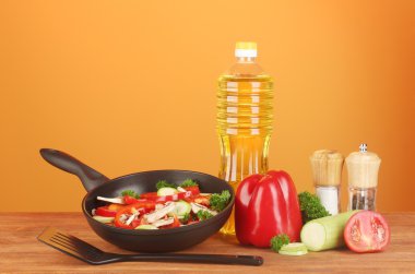 sebze olarak kırmızı arka plan ile kızartma tavası