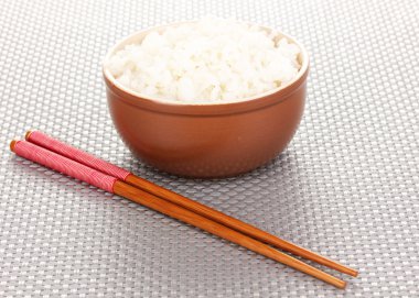 pirinç ve gri mat yemek çubukları kase