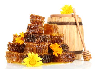 tatlı peteğin namlu bal ve çiçeklerle, üzerinde beyaz izole