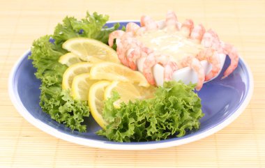 Bambu hasır tabakta servis soslu lezzetli Marine karides