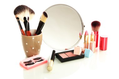 kozmetik ayna üzerinde beyaz izole yakınındaki