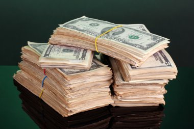 yeşil zemin üzerine dolar destesi