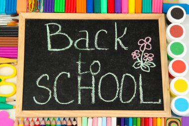 Kelime 'okul Back Resepsiyon ile çeşitli okul yakın çekim sağlayan küçük okul tebeşir yazılmış'