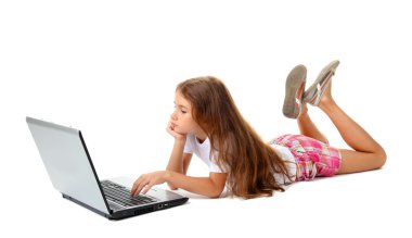 güzel bir kız ile üzerine beyaz izole laptop