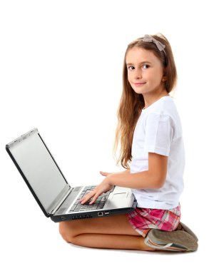 güzel bir kız ile üzerine beyaz izole laptop