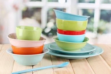 ahşap masa penceresinin arka plan üzerinde renkli yemek takımı