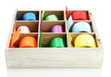 Ahşap kutusunda, parlak Ipek kurdele üzerine beyaz izole