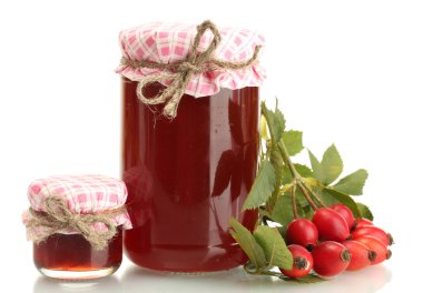 kavanoz hip gül reçeli ve üzerinde beyaz izole olgun çilek ile