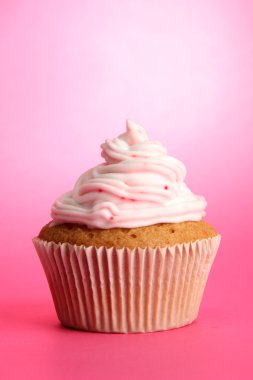 pembe bir arka plan üzerinde leziz cupcake