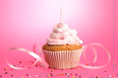 mum, pembe bir arka plan ile lezzetli doğum günü kek
