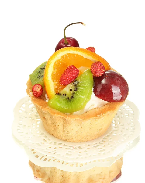 Pastel dulce con frutas aisladas en blanco — Foto de Stock