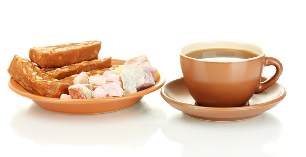 En kopp te med en deilig turkaktig nytelse og sherbet på tallerkenen. – stockfoto