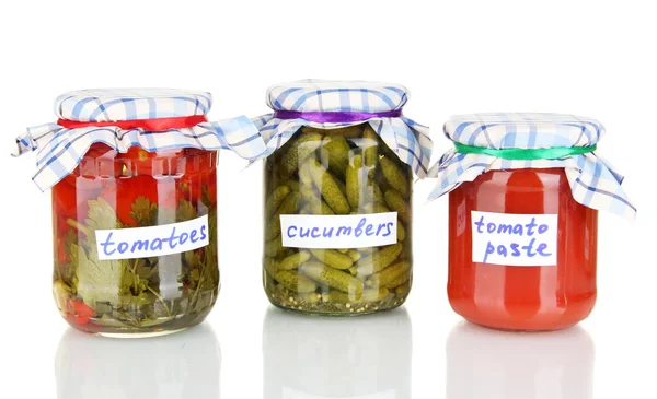 Pots aux légumes en conserve isolés sur blanc — Photo