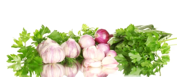 Jungen Knoblauch geschält und Zwiebel mit Grün isoliert auf weiß — Stockfoto