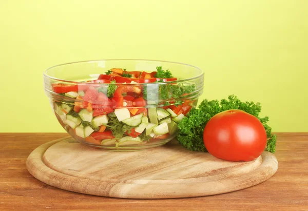 緑色の背景で新鮮なサラダ — ストック写真