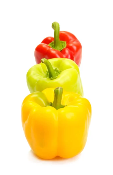 Färsk gul, röd och grön paprika isolerad på vit — Stockfoto