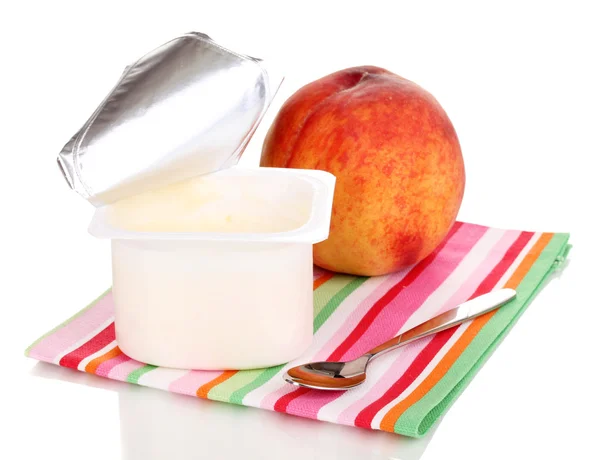 Jogurt z brzoskwini na białym tle — Zdjęcie stockowe