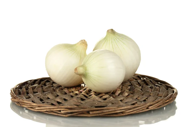 Cebolla blanca sobre estera de mimbre aislada sobre fondo blanco — Foto de Stock