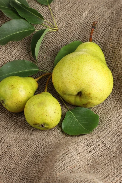 Saftige aromatische Birnen auf Sacktuch — Stockfoto