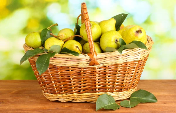 Juicy flavorful pears in basket of nature background — Stock Photo, Image