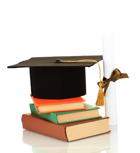 Sombrero de grado y diploma con libros aislados en blanco — Foto de Stock