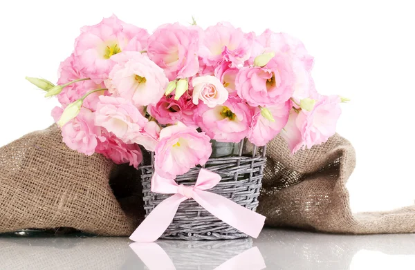 Bouquet de fleurs d'eustomes dans un vase en osier, isolé sur blanc — Photo