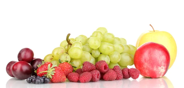 Mistura de frutas doces maduras e bagas isoladas em branco — Fotografia de Stock