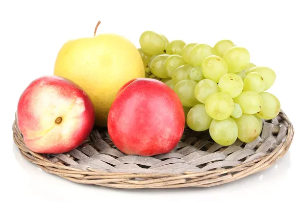 Rijpe zoete vruchten en bessen op rieten mat geïsoleerd op wit — Stockfoto